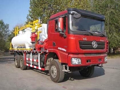 Self-loop well flushing truck